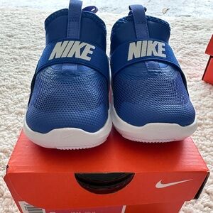Nike Kids Flex Runner Sneakers. 6c. Boys. Smoke free home.